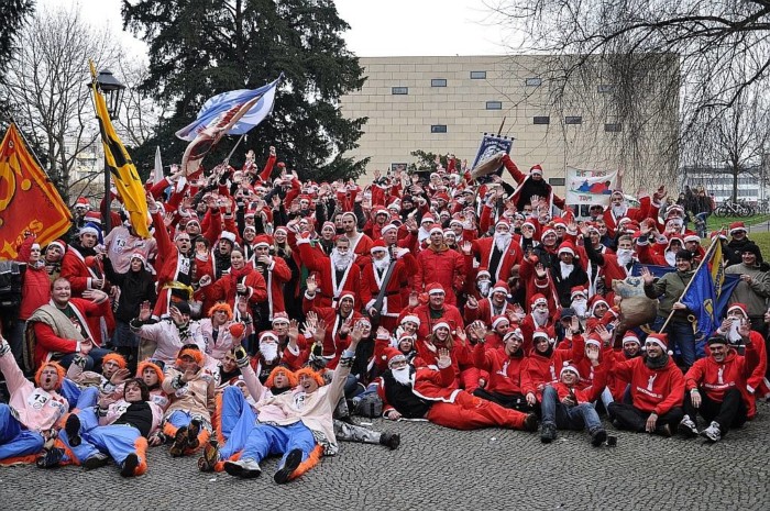 Weihnachtsmannsackhüpfstaffelmarathon